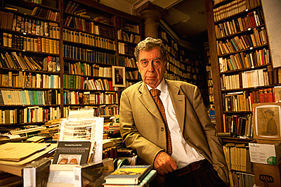 Mario Cerne nella Libreria Umberto Saba di Trieste